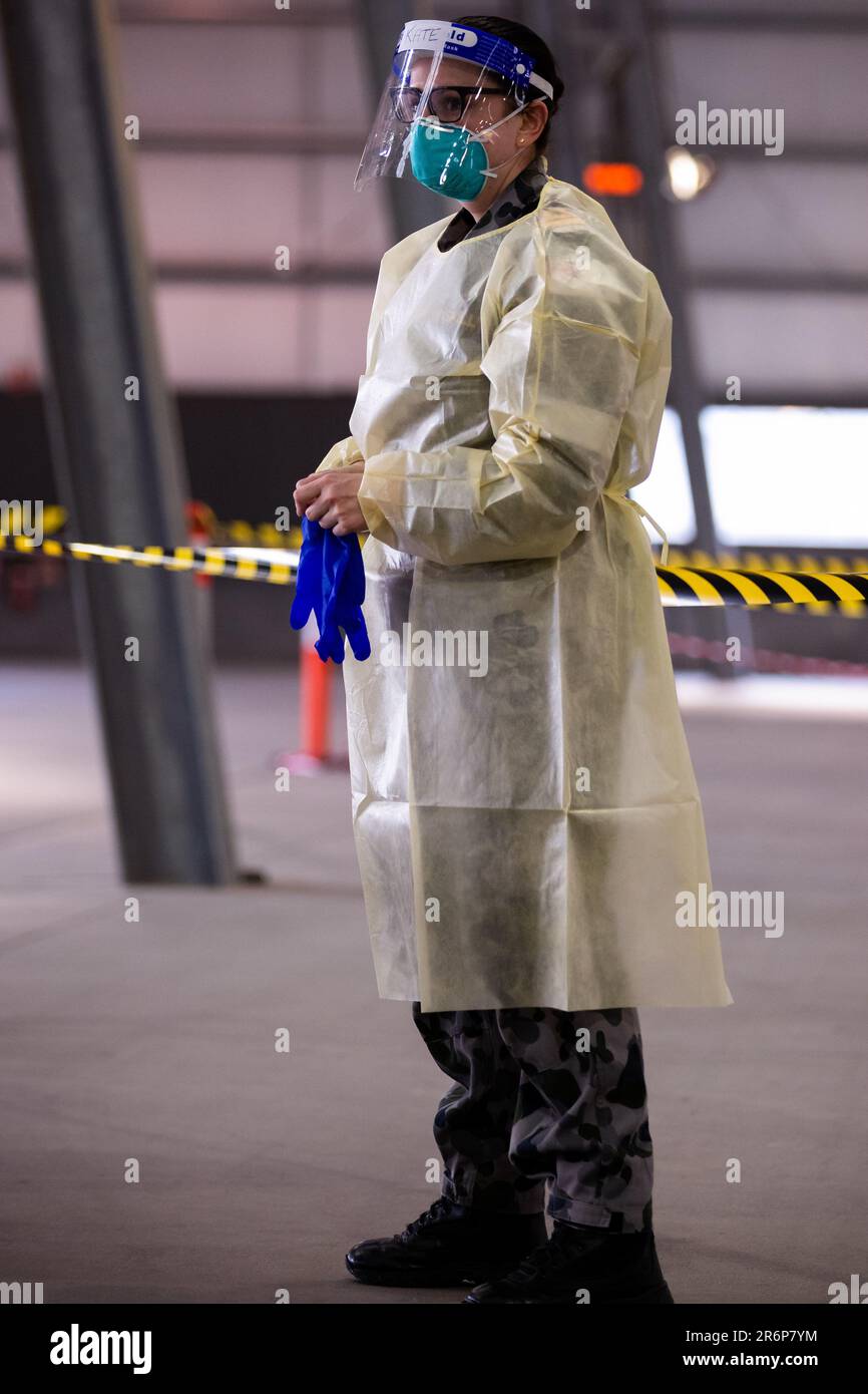 MELBOURNE, AUSTRALIA - Giugno 27: Un Royal Australian Airforce Doctor viene visto presso il sito di test di Melbourne Showgrounds Mobile durante il COVID 19 del 27 Giugno 2020 a Melbourne, Australia. Nell'ambito di un preoccupante aumento dei casi positivi al test di Coronavirus a Victoria, che sta suscitando timori di una seconda ondata del Premier di Stato, Daniel Andrews ha annunciato la scorsa settimana che un blitz di test mirato sarebbe stato lanciato ieri (26 giugno) in dieci sobborghi mirati a zero in trasmissione comunitaria. Per le prossime due settimane saranno condotti 10.000 test su Keilor Downs, Broadmeadows, Maidstone, Albanvale, Sunsh Foto Stock