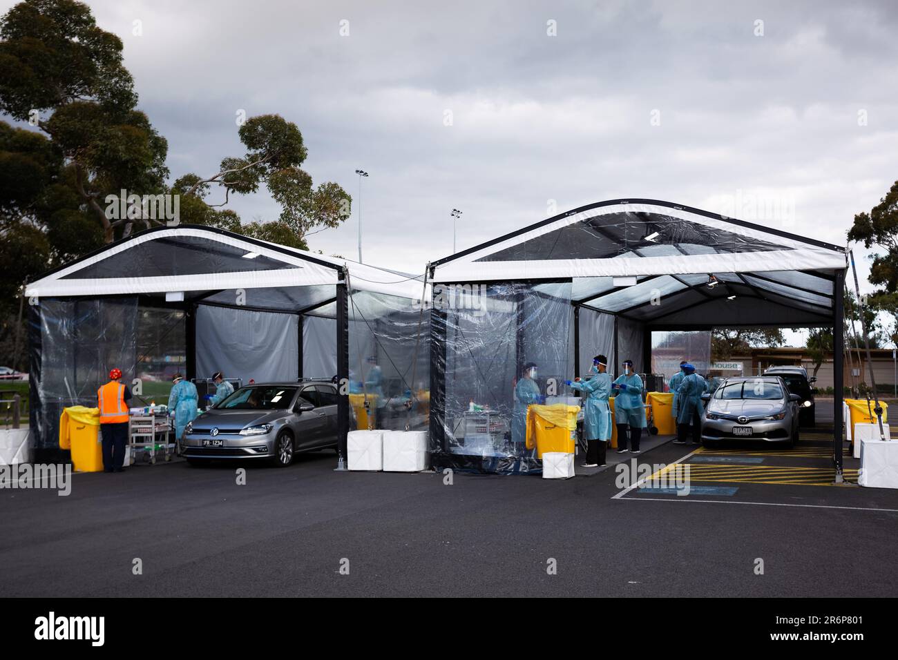 MELBOURNE, AUSTRALIA - Giugno 27: Personale mediale e personale militare sono visti condurre test presso il nuovo sito di test mobile presso la CB Smith Reserve Fawkner mentre le persone arrivano in gran numero per essere testati durante COVID 19 il 27 Giugno 2020 a Melbourne, Australia. Nell'ambito di un preoccupante aumento dei casi positivi al test di Coronavirus a Victoria, che sta suscitando timori di una seconda ondata del Premier di Stato, Daniel Andrews ha annunciato la scorsa settimana che un blitz di test mirato sarebbe stato lanciato ieri (26 giugno) in dieci sobborghi mirati a zero in trasmissione comunitaria. Per la quindicina successiva, 10.000 test wil Foto Stock