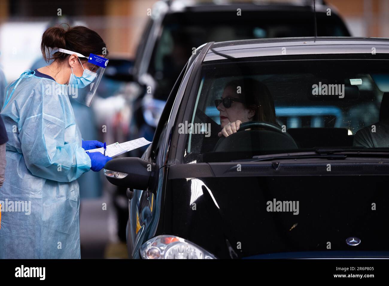 MELBOURNE, AUSTRALIA - Giugno 27: Il personale mediale è visto condurre test presso il nuovo sito di test mobile presso la CB Smith Reserve Fawkner, mentre le persone arrivano in gran numero per essere testati durante il COVID 19 il 27 Giugno 2020 a Melbourne, Australia. Nell'ambito di un preoccupante aumento dei casi positivi al test di Coronavirus a Victoria, che sta suscitando timori di una seconda ondata del Premier di Stato, Daniel Andrews ha annunciato la scorsa settimana che un blitz di test mirato sarebbe stato lanciato ieri (26 giugno) in dieci sobborghi mirati a zero in trasmissione comunitaria. Per le prossime due settimane, saranno condotti 10.000 test su K Foto Stock