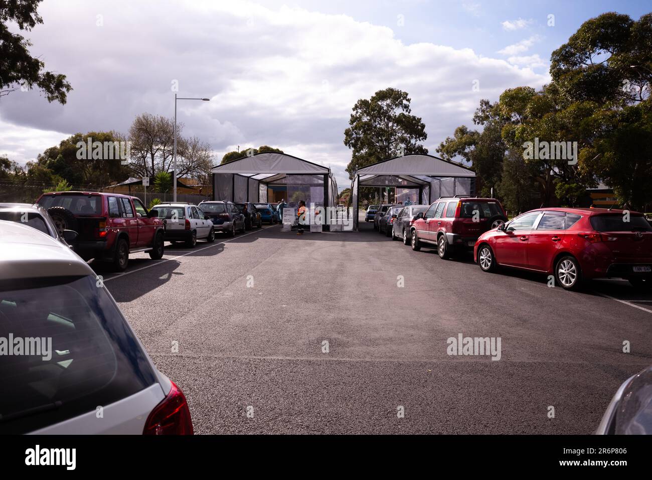 MELBOURNE, AUSTRALIA - Giugno 27: Caos e confusione si presenta come centinaia di auto imballate con intere famiglie si allineano al Fawkner Mobile Testing Site durante il COVID 19 del 27 Giugno 2020 a Melbourne, Australia. Nell'ambito di un preoccupante aumento dei casi positivi al test di Coronavirus a Victoria, che sta suscitando timori di una seconda ondata del Premier di Stato, Daniel Andrews ha annunciato la scorsa settimana che un blitz di test mirato sarebbe stato lanciato ieri (26 giugno) in dieci sobborghi mirati a zero in trasmissione comunitaria. Per le prossime due settimane, 10.000 test saranno condotti attraverso Keilor Downs, Broadmeadows, M Foto Stock
