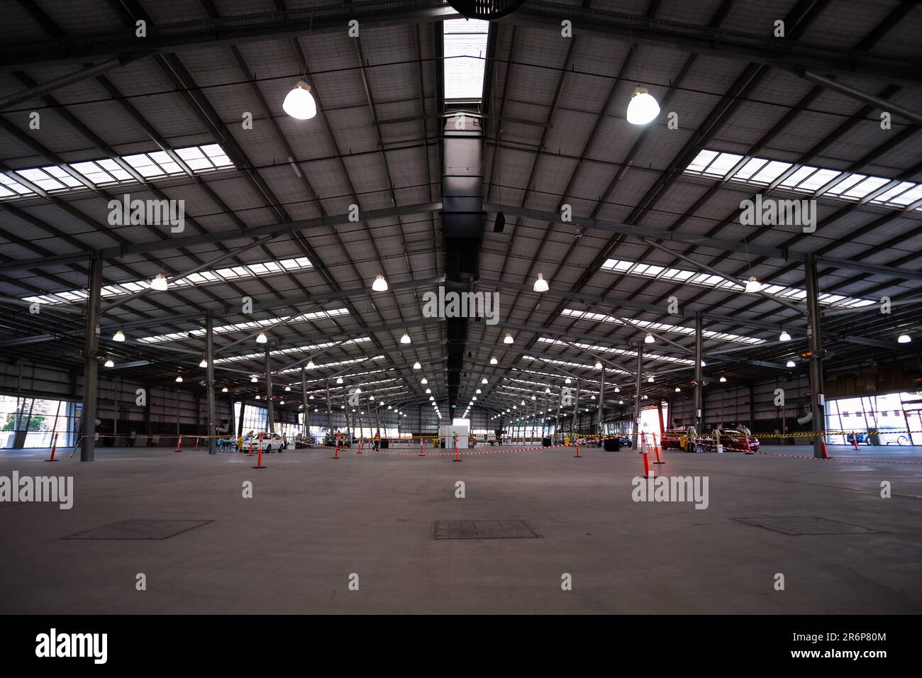 MELBOURNE, AUSTRALIA - Giugno 27: Una vista interna della Melbourne Showgrounds Mobile Testing Station durante il COVID 19 del 27 Giugno 2020 a Melbourne, Australia. Nell'ambito di un preoccupante aumento dei casi positivi al test di Coronavirus a Victoria, che sta suscitando timori di una seconda ondata del Premier di Stato, Daniel Andrews ha annunciato la scorsa settimana che un blitz di test mirato sarebbe stato lanciato ieri (26 giugno) in dieci sobborghi mirati a zero in trasmissione comunitaria. Per le prossime due settimane saranno condotti 10.000 test su Keilor Downs, Broadmeadows, Maidstone, Albanvale, Sunshine West, Hallam, Brunswi Foto Stock