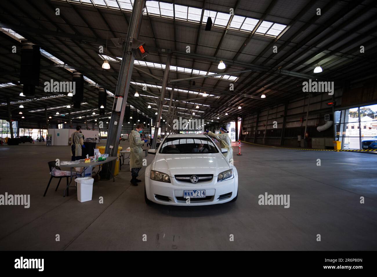 MELBOURNE, AUSTRALIA - Giugno 27: Il personale mediale, compreso il personale militare, è visto condurre test presso il nuovo sito di test mobile presso il Melbourne Showgrounds durante il COVID 19 del 27 giugno 2020 a Melbourne, Australia. Nell'ambito di un preoccupante aumento dei casi positivi al test di Coronavirus a Victoria, che sta suscitando timori di una seconda ondata del Premier di Stato, Daniel Andrews ha annunciato la scorsa settimana che un blitz di test mirato sarebbe stato lanciato ieri (26 giugno) in dieci sobborghi mirati a zero in trasmissione comunitaria. Per le prossime due settimane, 10.000 test saranno condotti attraverso Keilor Downs, Fr Foto Stock