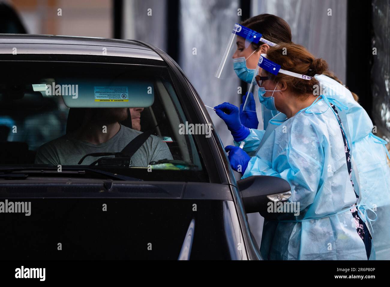 MELBOURNE, AUSTRALIA - Giugno 27: Il personale mediale, compreso il personale militare, è visto condurre test presso il nuovo sito di test mobile presso la CB Smith Reserve Fawkner mentre le persone arrivano in gran numero per essere testati durante il COVID 19 il 27 Giugno 2020 a Melbourne, Australia. Nell'ambito di un preoccupante aumento dei casi positivi al test di Coronavirus a Victoria, che sta suscitando timori di una seconda ondata del Premier di Stato, Daniel Andrews ha annunciato la scorsa settimana che un blitz di test mirato sarebbe stato lanciato ieri (26 giugno) in dieci sobborghi mirati a zero in trasmissione comunitaria. Per le quindicine successive, 10.000 te Foto Stock