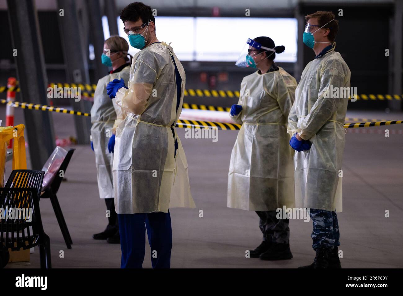 MELBOURNE, AUSTRALIA - Giugno 27: Il personale mediale, compreso il personale militare, viene visto presso il nuovo sito Mobile Testing presso il Melbourne Showgrounds durante il COVID 19, il 27 Giugno 2020 a Melbourne, Australia. Nell'ambito di un preoccupante aumento dei casi positivi al test di Coronavirus a Victoria, che sta suscitando timori di una seconda ondata del Premier di Stato, Daniel Andrews ha annunciato la scorsa settimana che un blitz di test mirato sarebbe stato lanciato ieri (26 giugno) in dieci sobborghi mirati a zero in trasmissione comunitaria. Per le prossime due settimane saranno condotti 10.000 test su Keilor Downs, Broadmeadows, Maidsto Foto Stock