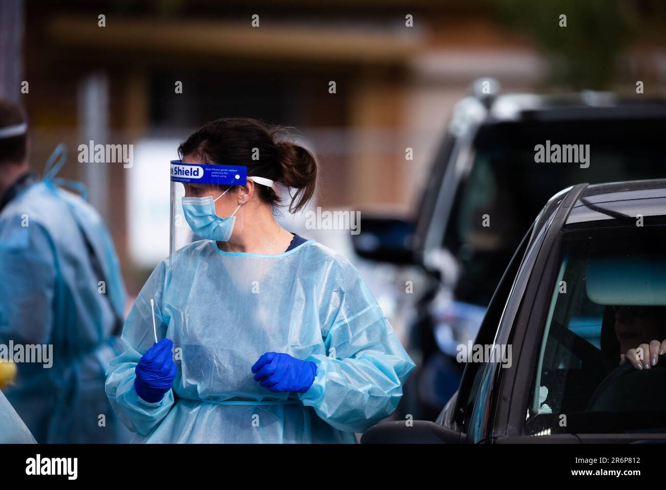 MELBOURNE, AUSTRALIA - Giugno 27: Il personale mediale, compreso il personale militare, è visto condurre test presso il nuovo sito di test mobile presso la CB Smith Reserve Fawkner mentre le persone arrivano in gran numero per essere testati durante il COVID 19 il 27 Giugno 2020 a Melbourne, Australia. Nell'ambito di un preoccupante aumento dei casi positivi al test di Coronavirus a Victoria, che sta suscitando timori di una seconda ondata del Premier di Stato, Daniel Andrews ha annunciato la scorsa settimana che un blitz di test mirato sarebbe stato lanciato ieri (26 giugno) in dieci sobborghi mirati a zero in trasmissione comunitaria. Per le quindicine successive, 10.000 te Foto Stock