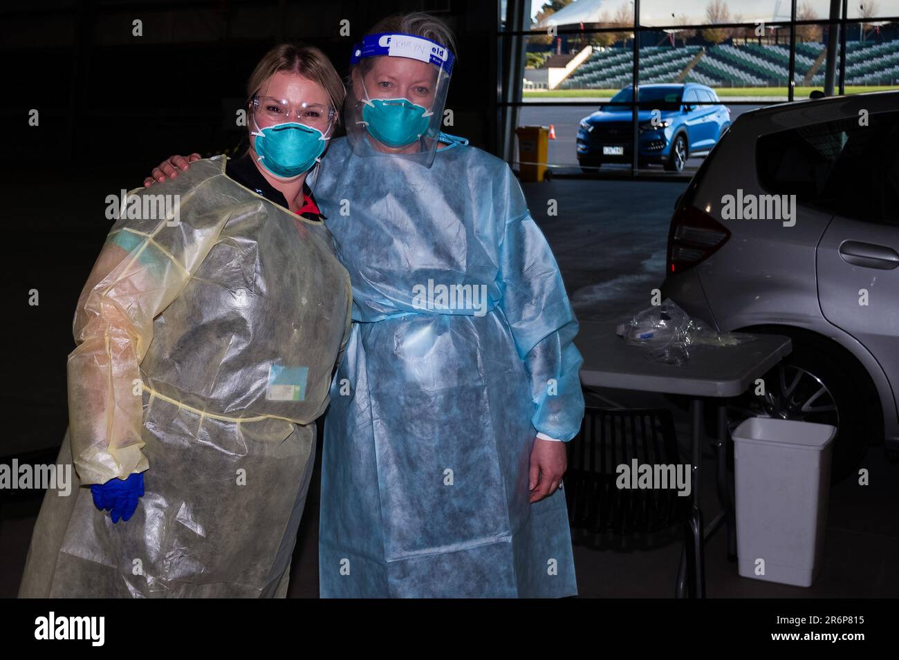 MELBOURNE, AUSTRALIA - Giugno 27: Due medici che indossano dispositivi di protezione personale completi posano presso il nuovo sito di test mobile presso il Melbourne Showgrounds durante il COVID 19 del 27 Giugno 2020 a Melbourne, Australia. Nell'ambito di un preoccupante aumento dei casi positivi al test di Coronavirus a Victoria, che sta suscitando timori di una seconda ondata del Premier di Stato, Daniel Andrews ha annunciato la scorsa settimana che un blitz di test mirato sarebbe stato lanciato ieri (26 giugno) in dieci sobborghi mirati a zero in trasmissione comunitaria. Per le prossime due settimane, 10.000 test saranno condotti su Keilor Downs, Broadme Foto Stock
