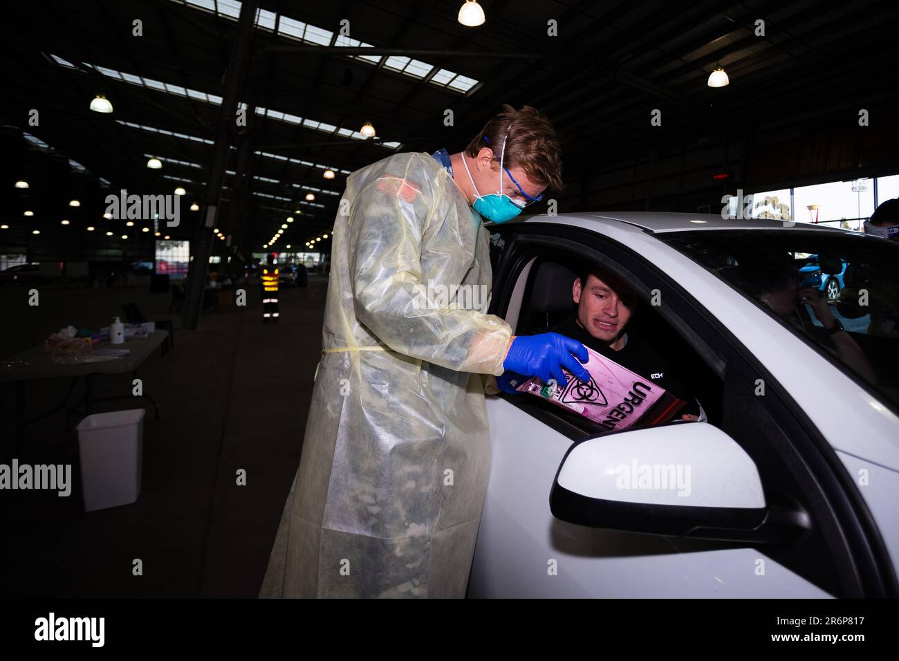 MELBOURNE, AUSTRALIA - Giugno 27: Il personale mediale, compreso il personale militare, è visto condurre test presso il nuovo sito di test mobile presso il Melbourne Showgrounds durante il COVID 19 del 27 giugno 2020 a Melbourne, Australia. Nell'ambito di un preoccupante aumento dei casi positivi al test di Coronavirus a Victoria, che sta suscitando timori di una seconda ondata del Premier di Stato, Daniel Andrews ha annunciato la scorsa settimana che un blitz di test mirato sarebbe stato lanciato ieri (26 giugno) in dieci sobborghi mirati a zero in trasmissione comunitaria. Per le prossime due settimane, 10.000 test saranno condotti attraverso Keilor Downs, Fr Foto Stock