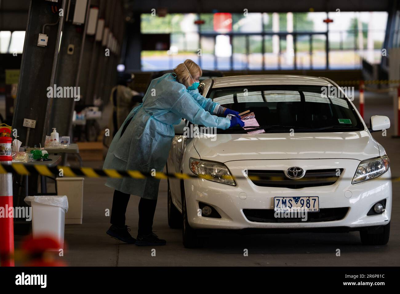 MELBOURNE, AUSTRALIA - Giugno 27: Il personale mediale, compreso il personale militare, è visto condurre test presso il nuovo sito di test mobile presso il Melbourne Showgrounds durante il COVID 19 del 27 giugno 2020 a Melbourne, Australia. Nell'ambito di un preoccupante aumento dei casi positivi al test di Coronavirus a Victoria, che sta suscitando timori di una seconda ondata del Premier di Stato, Daniel Andrews ha annunciato la scorsa settimana che un blitz di test mirato sarebbe stato lanciato ieri (26 giugno) in dieci sobborghi mirati a zero in trasmissione comunitaria. Per le prossime due settimane, 10.000 test saranno condotti attraverso Keilor Downs, Fr Foto Stock