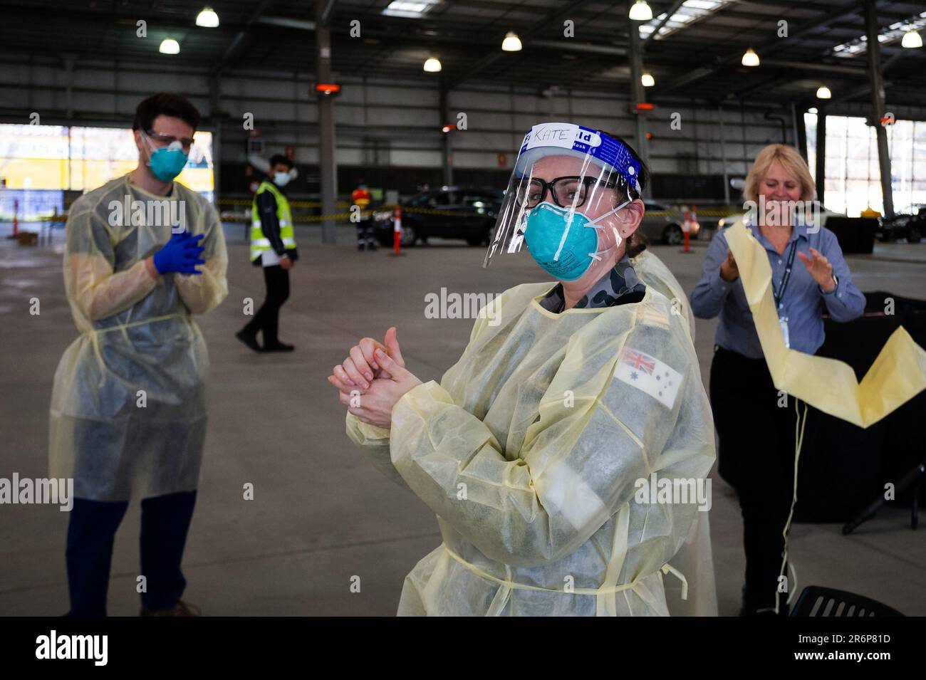 MELBOURNE, AUSTRALIA - Giugno 27: Il personale mediale, compreso il personale militare, applica il disinfettante per le mani mentre esegue i test presso il nuovo sito di test mobile presso il Melbourne Showgrounds durante il COVID 19 del 27 Giugno 2020 a Melbourne, Australia. Nell'ambito di un preoccupante aumento dei casi positivi al test di Coronavirus a Victoria, che sta suscitando timori di una seconda ondata del Premier di Stato, Daniel Andrews ha annunciato la scorsa settimana che un blitz di test mirato sarebbe stato lanciato ieri (26 giugno) in dieci sobborghi mirati a zero in trasmissione comunitaria. Per le prossime due settimane, verranno condotti 10.000 test Foto Stock