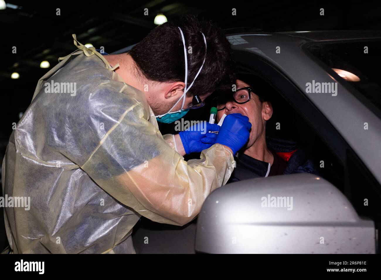 MELBOURNE, AUSTRALIA - Giugno 27: Il personale mediale, compreso il personale militare, è visto condurre test presso il nuovo sito di test mobile presso il Melbourne Showgrounds durante il COVID 19 del 27 giugno 2020 a Melbourne, Australia. Nell'ambito di un preoccupante aumento dei casi positivi al test di Coronavirus a Victoria, che sta suscitando timori di una seconda ondata del Premier di Stato, Daniel Andrews ha annunciato la scorsa settimana che un blitz di test mirato sarebbe stato lanciato ieri (26 giugno) in dieci sobborghi mirati a zero in trasmissione comunitaria. Per le prossime due settimane, 10.000 test saranno condotti attraverso Keilor Downs, Fr Foto Stock