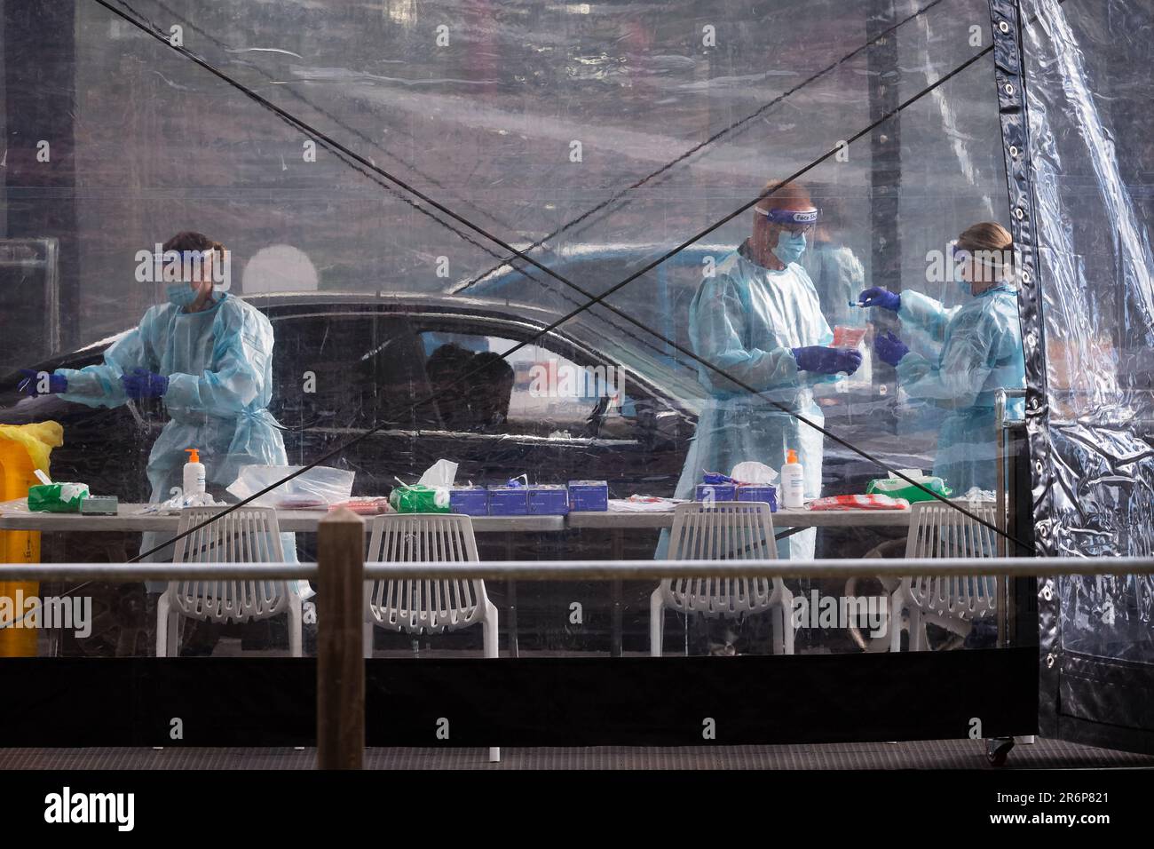 MELBOURNE, AUSTRALIA - Giugno 27: Il personale mediale, compreso il personale militare, è visto condurre test presso il nuovo sito di test mobile presso la CB Smith Reserve Fawkner mentre le persone arrivano in gran numero per essere testati durante il COVID 19 il 27 Giugno 2020 a Melbourne, Australia. Nell'ambito di un preoccupante aumento dei casi positivi al test di Coronavirus a Victoria, che sta suscitando timori di una seconda ondata del Premier di Stato, Daniel Andrews ha annunciato la scorsa settimana che un blitz di test mirato sarebbe stato lanciato ieri (26 giugno) in dieci sobborghi mirati a zero in trasmissione comunitaria. Per le quindicine successive, 10.000 te Foto Stock