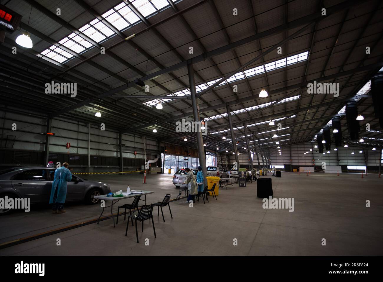 MELBOURNE, AUSTRALIA - Giugno 27: Il personale mediale che indossa i dispositivi di protezione individuale è visto condurre test presso il nuovo sito di test mobile presso il Melbourne Showgrounds durante il COVID 19 del 27 giugno 2020 a Melbourne, Australia. Nell'ambito di un preoccupante aumento dei casi positivi al test di Coronavirus a Victoria, che sta suscitando timori di una seconda ondata del Premier di Stato, Daniel Andrews ha annunciato la scorsa settimana che un blitz di test mirato sarebbe stato lanciato ieri (26 giugno) in dieci sobborghi mirati a zero in trasmissione comunitaria. Per le prossime due settimane, 10.000 test saranno condotti attraverso Kei Foto Stock