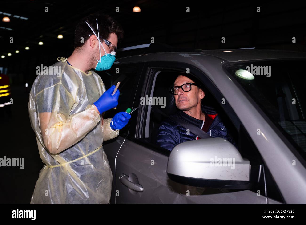 MELBOURNE, AUSTRALIA - Giugno 27: Il personale mediale, compreso il personale militare, è visto condurre test presso il nuovo sito di test mobile presso il Melbourne Showgrounds durante il COVID 19 del 27 giugno 2020 a Melbourne, Australia. Nell'ambito di un preoccupante aumento dei casi positivi al test di Coronavirus a Victoria, che sta suscitando timori di una seconda ondata del Premier di Stato, Daniel Andrews ha annunciato la scorsa settimana che un blitz di test mirato sarebbe stato lanciato ieri (26 giugno) in dieci sobborghi mirati a zero in trasmissione comunitaria. Per le prossime due settimane, 10.000 test saranno condotti attraverso Keilor Downs, Fr Foto Stock