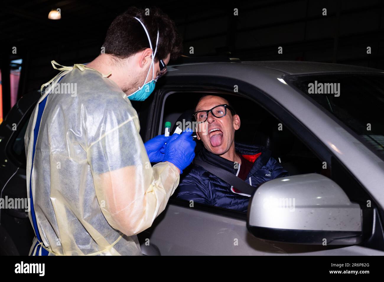 MELBOURNE, AUSTRALIA - Giugno 27: Il personale mediale, compreso il personale militare, è visto condurre test presso il nuovo sito di test mobile presso il Melbourne Showgrounds durante il COVID 19 del 27 giugno 2020 a Melbourne, Australia. Nell'ambito di un preoccupante aumento dei casi positivi al test di Coronavirus a Victoria, che sta suscitando timori di una seconda ondata del Premier di Stato, Daniel Andrews ha annunciato la scorsa settimana che un blitz di test mirato sarebbe stato lanciato ieri (26 giugno) in dieci sobborghi mirati a zero in trasmissione comunitaria. Per le prossime due settimane, 10.000 test saranno condotti attraverso Keilor Downs, Fr Foto Stock