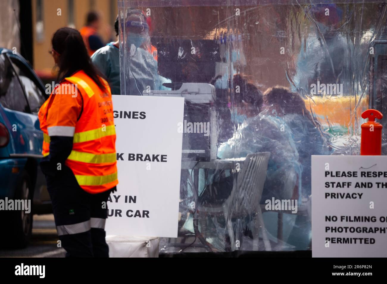 MELBOURNE, AUSTRALIA - Giugno 27: Il personale mediale, compreso il personale militare, è visto condurre test presso il nuovo sito di test mobile presso la CB Smith Reserve Fawkner mentre le persone arrivano in gran numero per essere testati durante il COVID 19 il 27 Giugno 2020 a Melbourne, Australia. Nell'ambito di un preoccupante aumento dei casi positivi al test di Coronavirus a Victoria, che sta suscitando timori di una seconda ondata del Premier di Stato, Daniel Andrews ha annunciato la scorsa settimana che un blitz di test mirato sarebbe stato lanciato ieri (26 giugno) in dieci sobborghi mirati a zero in trasmissione comunitaria. Per le quindicine successive, 10.000 te Foto Stock