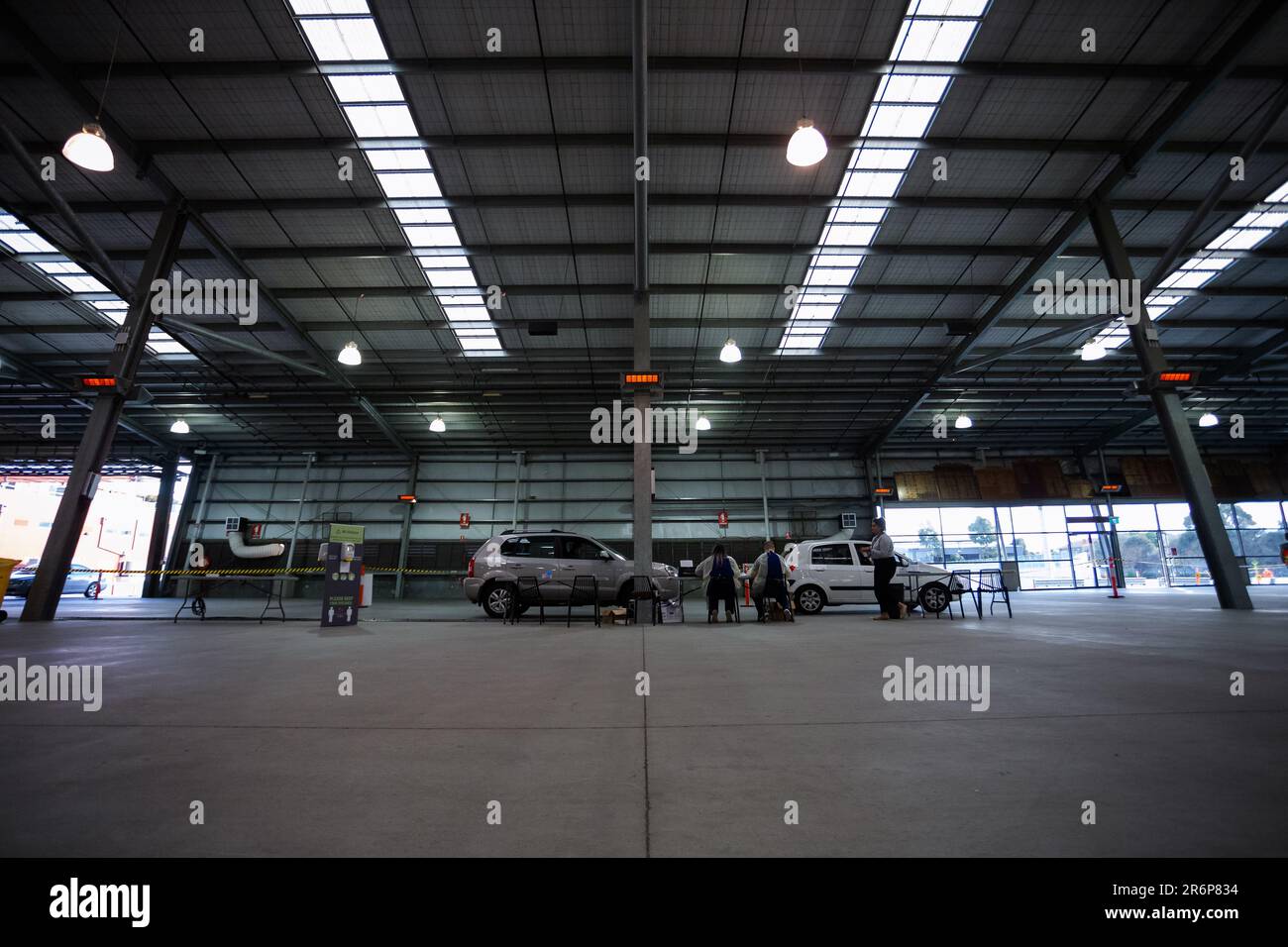 MELBOURNE, AUSTRALIA - Giugno 27: Il personale mediale che indossa i dispositivi di protezione individuale è visto condurre test presso il nuovo sito di test mobile presso il Melbourne Showgrounds durante il COVID 19 del 27 giugno 2020 a Melbourne, Australia. Nell'ambito di un preoccupante aumento dei casi positivi al test di Coronavirus a Victoria, che sta suscitando timori di una seconda ondata del Premier di Stato, Daniel Andrews ha annunciato la scorsa settimana che un blitz di test mirato sarebbe stato lanciato ieri (26 giugno) in dieci sobborghi mirati a zero in trasmissione comunitaria. Per le prossime due settimane, 10.000 test saranno condotti attraverso Kei Foto Stock