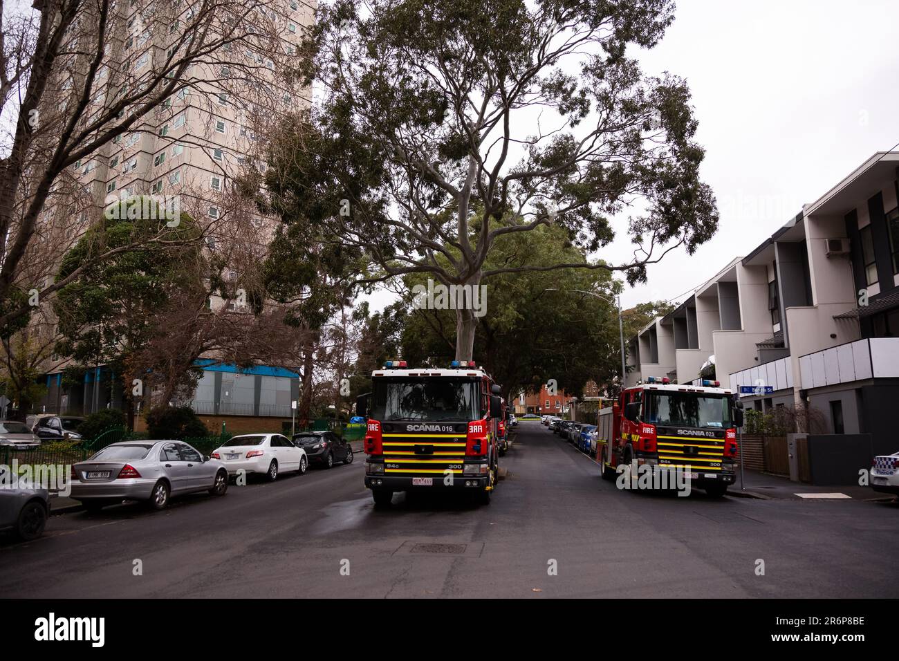 MELBOURNE, AUSTRALIA - 7 LUGLIO: Le strade sono piene di veicoli di servizio di emergenza all'ingresso principale del complesso abitativo di Sutton Street nel terzo giorno della chiusura totale di 9 torri alte della housing commission a North Melbourne e Flemington durante il COVID 19 il 7 luglio 2020 a Melbourne, Australia. Dopo aver registrato un orrore 191 casi COVID-19 durante la notte costringendo il Premier Daniel Andrews ad annunciare oggi che tutta la metropolitana di Melbourne insieme ad un centro regionale, Mitchell Shire tornerà ancora una volta alla fase tre blocchi dalla mezzanotte di mercoledì 8 giugno. Il Premier ha aggiunto Foto Stock