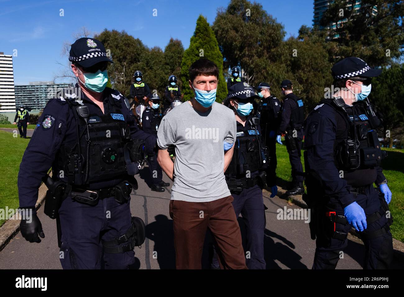 MELBOURNE, AUSTRALIA - LUGLIO 31: La polizia si muove per arrestare due manifestanti anti anti maschera per il mot che indossa una maschera e si rifiuta di dare i loro dati alla polizia durante il COVID 19 il 31 luglio 2020 a Melbourne, Australia. I manifestanti anti di faccia si radunano al Santuario della memoria un giorno dopo che Victoria vede un nuovo record nei casi di Coronavirus. Foto Stock