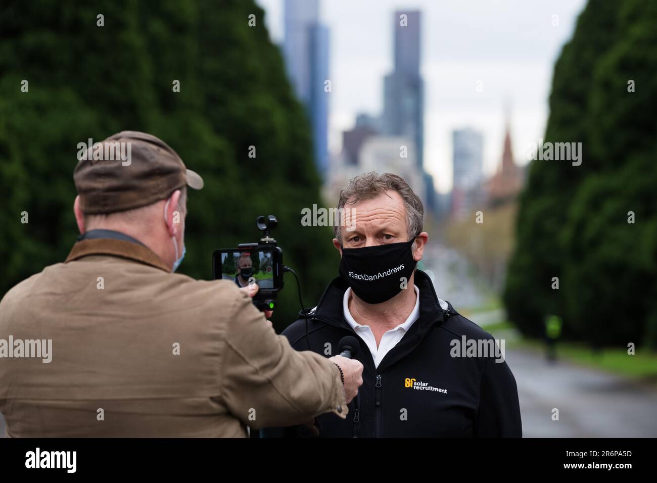 MELBOURNE, VIC - SETTEMBRE 12: Un uomo che sostiene di essere un locale, indossando una faccia anti Daniel Andrews si ferma a parlare con i media prima di essere arrestato durante il Melbourne Freedom Walk Rally il 12 settembre 2020 a Melbourne, Australia. Le restrizioni della fase 4 sono in vigore a partire dalle 6pm:00 di domenica 2 agosto per la metropolitana di Melbourne. Questo include un coprifuoco dalle 8pm:5am alle 18:00 ogni sera. Durante questo periodo le persone possono lasciare la propria casa solo per lavoro e per motivi essenziali di salute, cura o sicurezza. Nonostante ciò, si stanno organizzando numerose proteste per contrastare le restrizioni draconiane Foto Stock