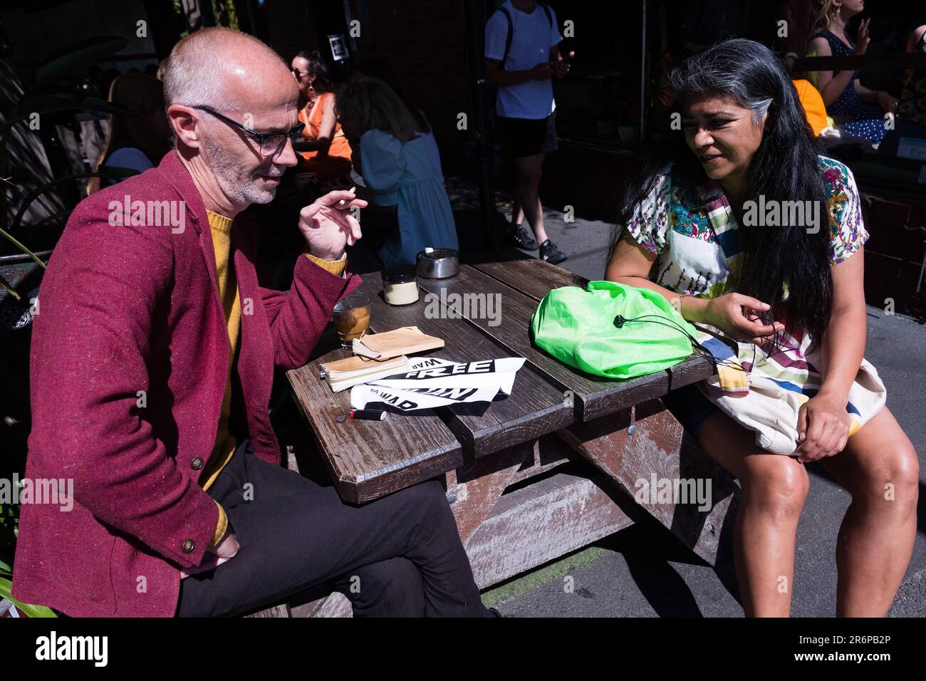 MELBOURNE, VIC - 20 DICEMBRE: Gli abitanti di Brunswick leggono i volantini della campagna di Assange lanciati come piani cartacei sul marciapiede durante il rally principale di Bring Julian Assange il 20 dicembre 2020 a Melbourne, Australia. Il 4 gennaio, un giudice britannico è disposto a decidere se Julian Assange debba essere estradato negli Stati Uniti, dove potrebbe essere condannato a 175 anni di pena in una prigione “supermax” ad alta sicurezza. (Foto di Dave Hewison/Speed Media/Icon Sportswire) Foto Stock