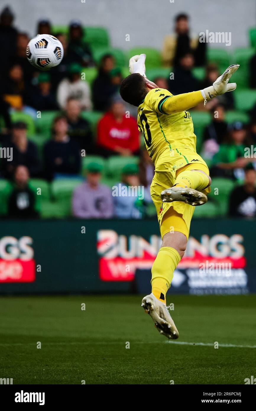 MELBOURNE, AUSTRALIA - 14 MARZO: Ryan Scott of Western United devia la palla durante la partita di calcio della Hyundai A-League tra il Western United FC e il Brisbane Roar FC il 14 marzo 2021 all'AAMI Park di Melbourne, Australia. Foto Stock