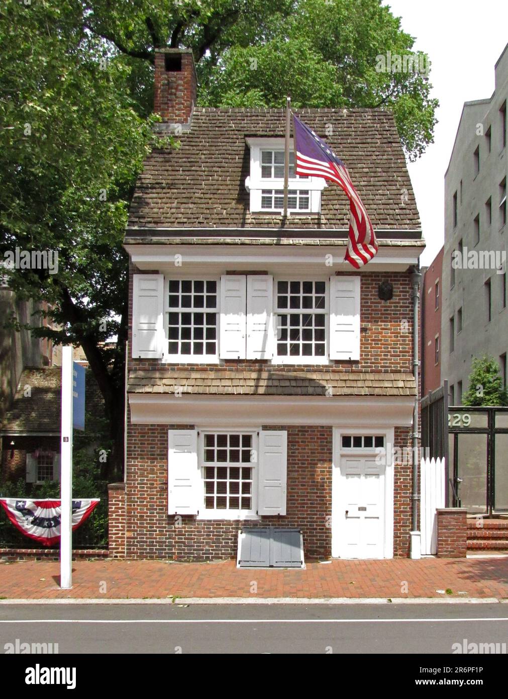 Le bandiere adornano la casa di Betsy Ross su Arch Street a Philadelphia, Pennsylvania. Foto Stock