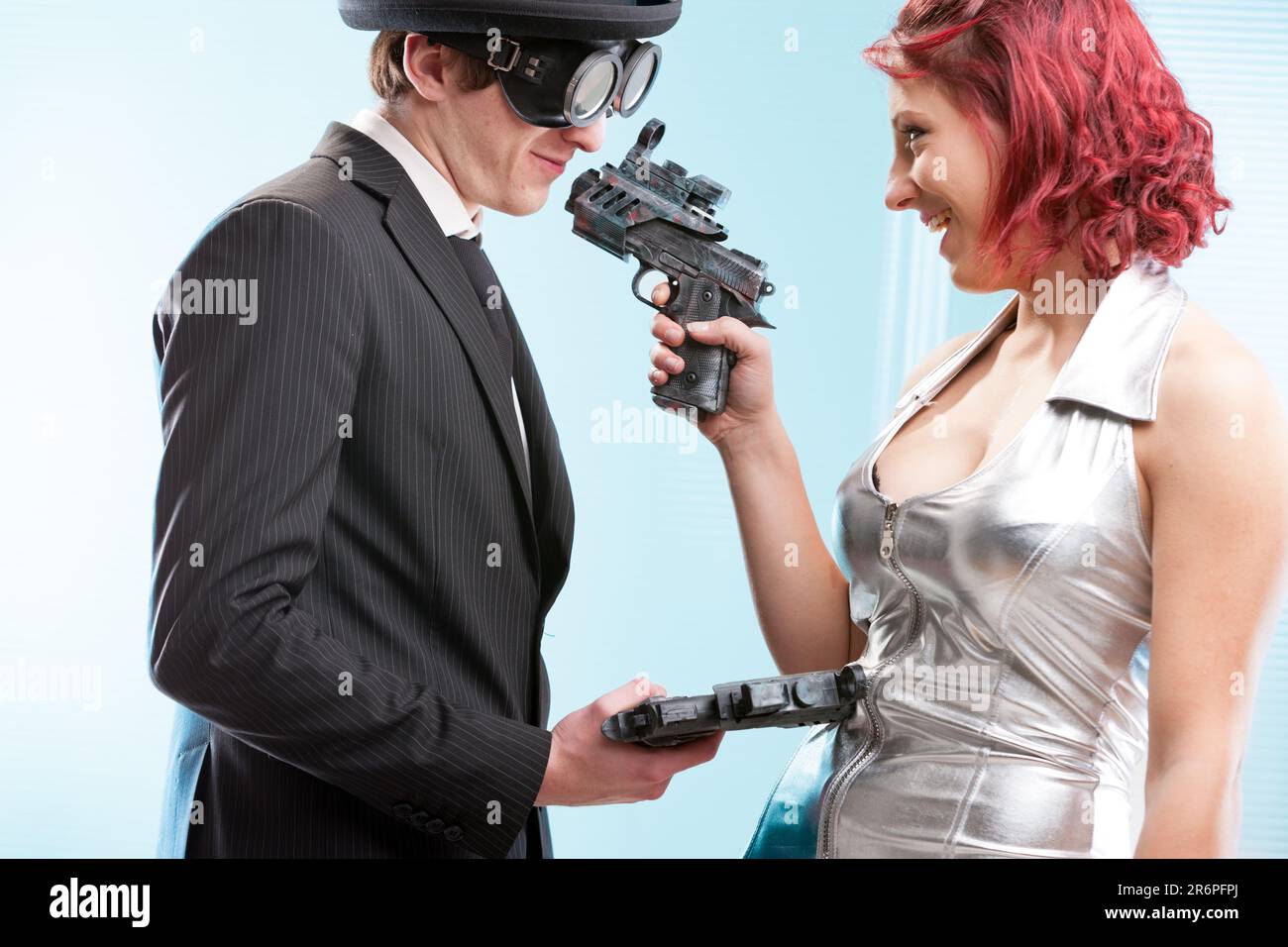 L'amore e il dovere si scontrano in una danza mortale. Spie steampunk, la loro passione intensa come la loro lotta Foto Stock