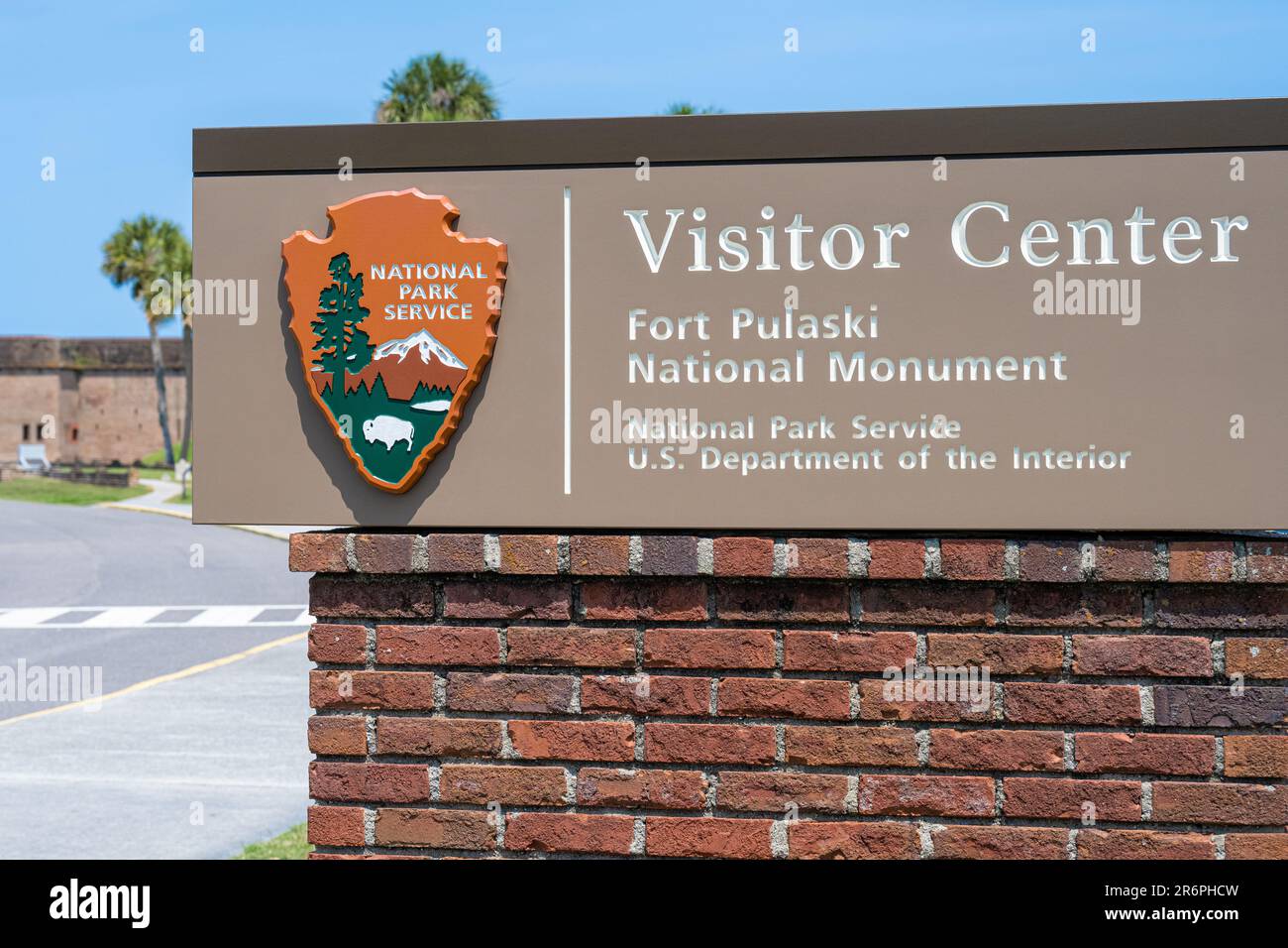 Cartello del centro visitatori per il monumento nazionale di Fort Pulaski sull'isola di Cockspur lungo il fiume Savannah a Savannah, Georgia. (USA) Foto Stock