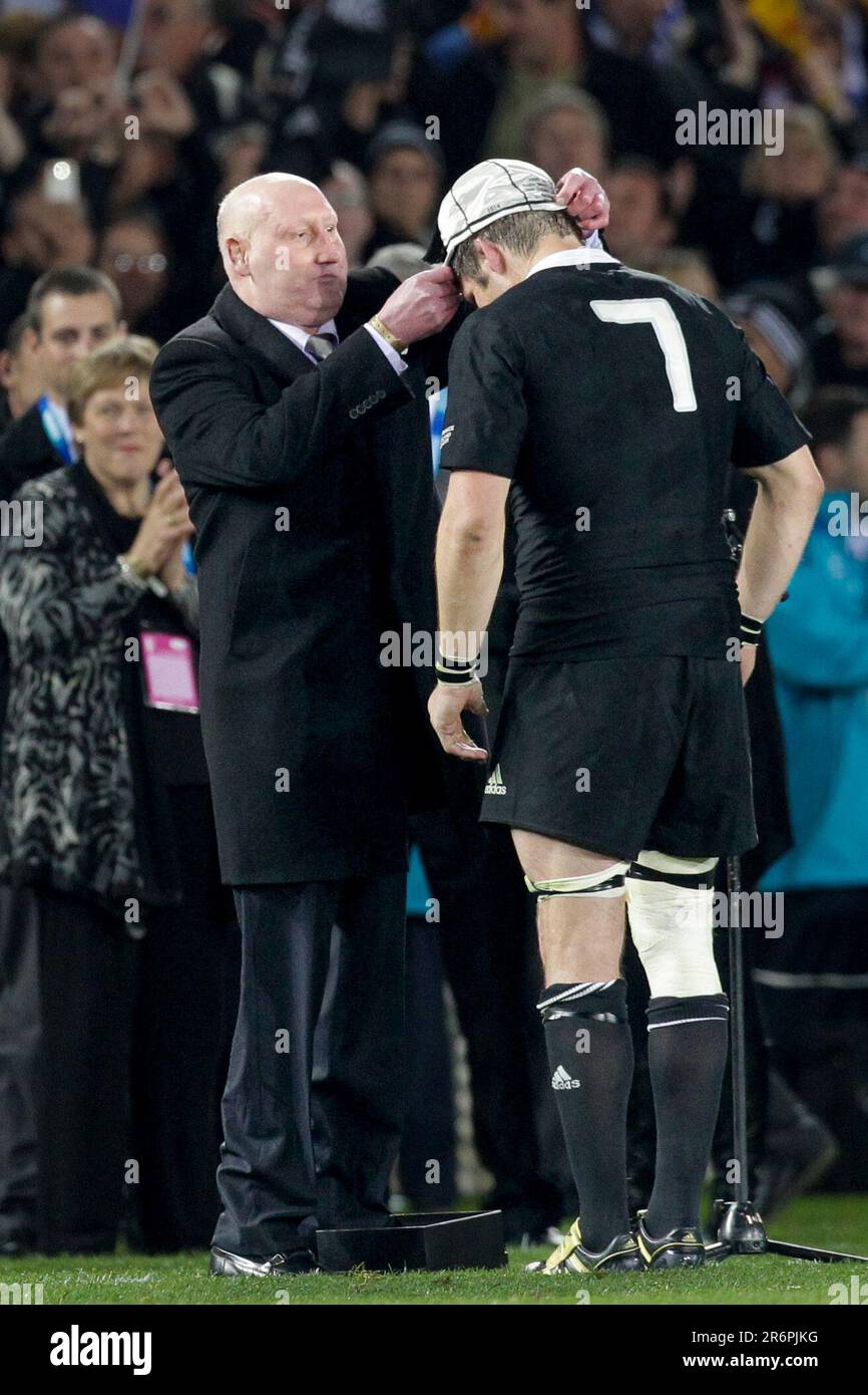 L'ex capitano neozelandese e leggenda del rugby Jock Hobbs presenta il capitano Richie McCaw con un cappellino per riconoscere il suo cappellino internazionale del 100th dopo aver giocato in Francia in una partita della Coppa del mondo di rugby 2011, Eden Park, Auckland, Nuova Zelanda, Sabato, Settembre 24, 2011. Foto Stock