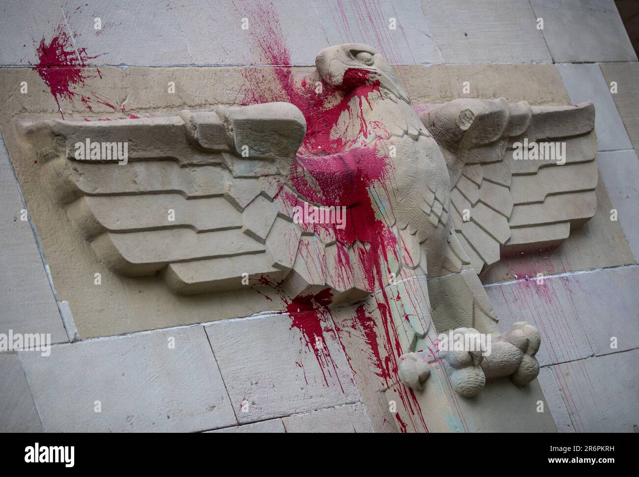 Ulm, Germania. 06th giugno, 2023. Una figura di aquila cosparsa di vernice si può vedere sulla facciata dell'ufficio delle imposte di Ulm. Su molti degli edifici dello stato ci sono ancora simboli o scritte che risalgono all'epoca nazionalsocialista. (A dpa 'altri tre resti nazisti sugli edifici nello stato') Credit: Christoph Schmidt/dpa/Alamy Live News Foto Stock