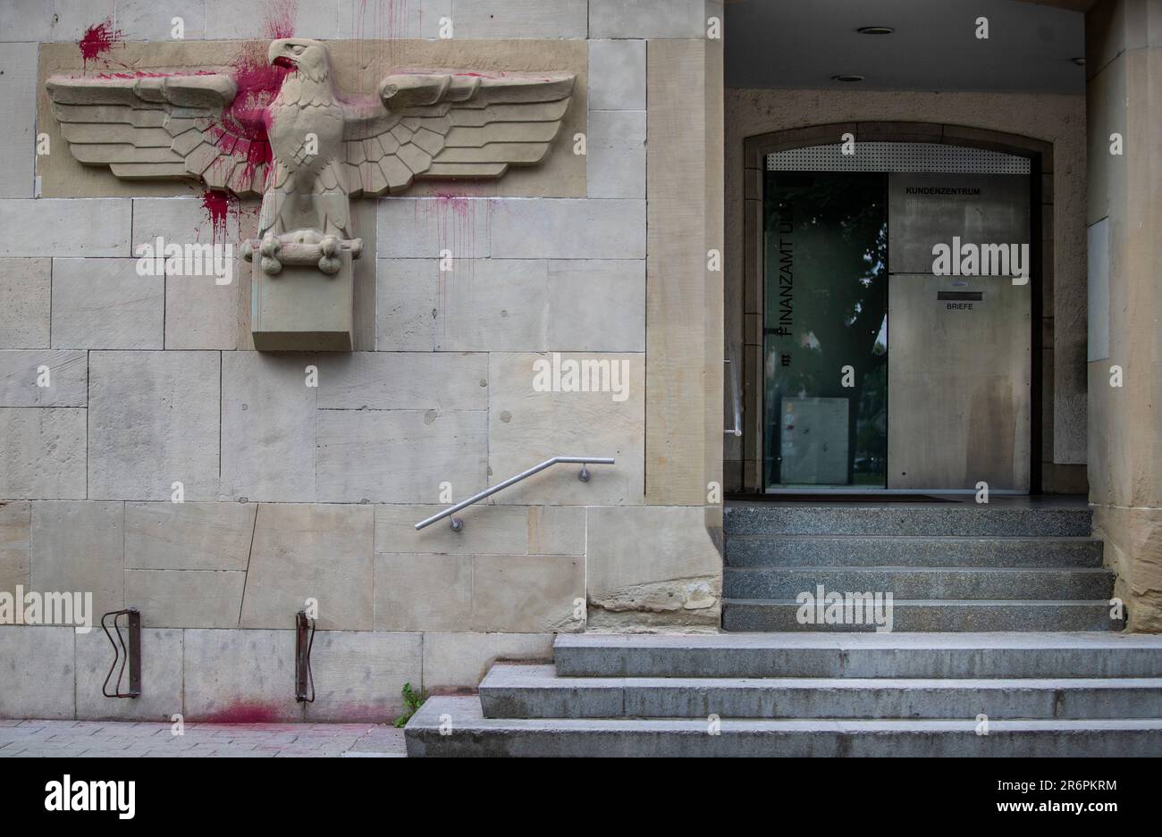 Ulm, Germania. 06th giugno, 2023. Una figura di aquila cosparsa di vernice si può vedere sulla facciata dell'ufficio delle imposte di Ulm. Su molti degli edifici dello stato ci sono ancora simboli o scritte che risalgono all'epoca nazionalsocialista. (A dpa 'altri tre resti nazisti sugli edifici nello stato') Credit: Christoph Schmidt/dpa/Alamy Live News Foto Stock