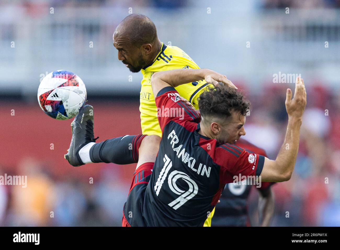 Toronto. 10th giugno, 2023. Kobe Franklin (davanti) del Toronto FC vies con Teal Bunbury di Nashville SC durante la loro 2023 Major League Soccer (MLS) match al BMO Field di Toronto, Canada il 10 giugno 2023. Credit: Zou Zheng/Xinhua/Alamy Live News Foto Stock