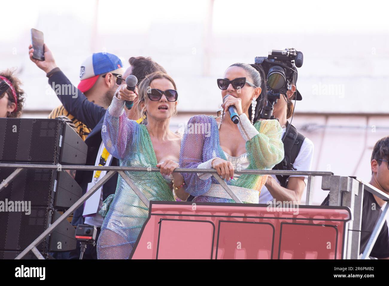 Roma, Italia. 10th giugno, 2023. Cantanti italiani 'Paola e Chiara' partecipa a Rome Pride 2023, la sfilata per le strade di Roma organizzata dalla comunità LGBTQ (Foto di Matteo Nardone/Pacific Press/Sipa USA) Credit: Sipa USA/Alamy Live News Foto Stock