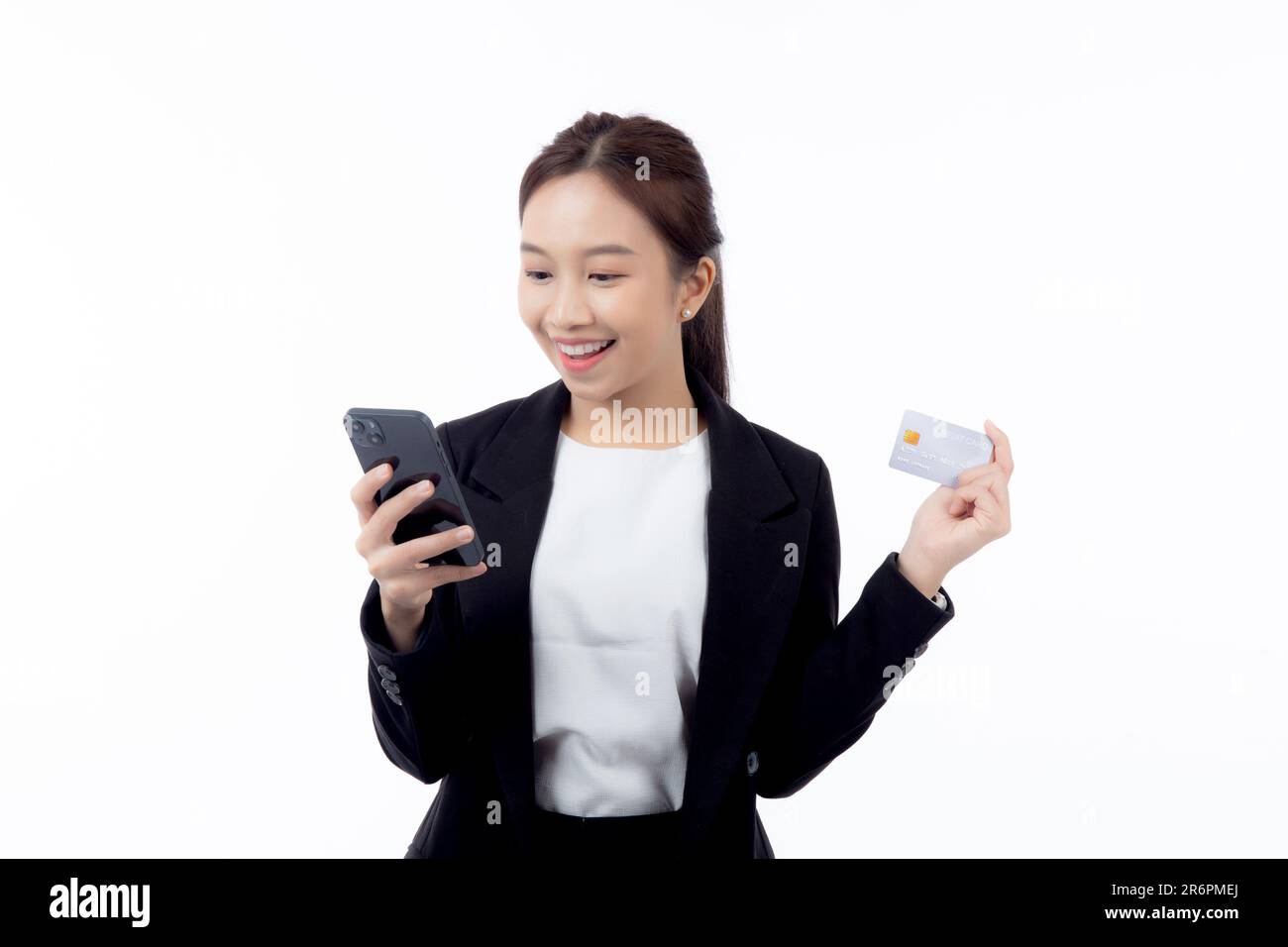 Ritratto giovane donna asiatica d'affari tenere la carta di credito e cercando smartphone per lo shopping online isolato sfondo bianco, donna d'affari cercando debi Foto Stock