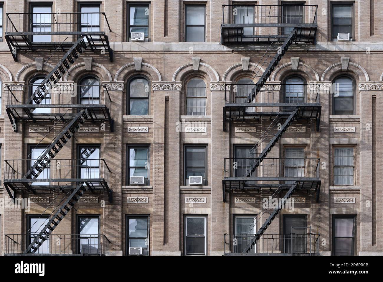 Old New York City Appartamento edificio con scale di fuga dal fuoco esterno Foto Stock
