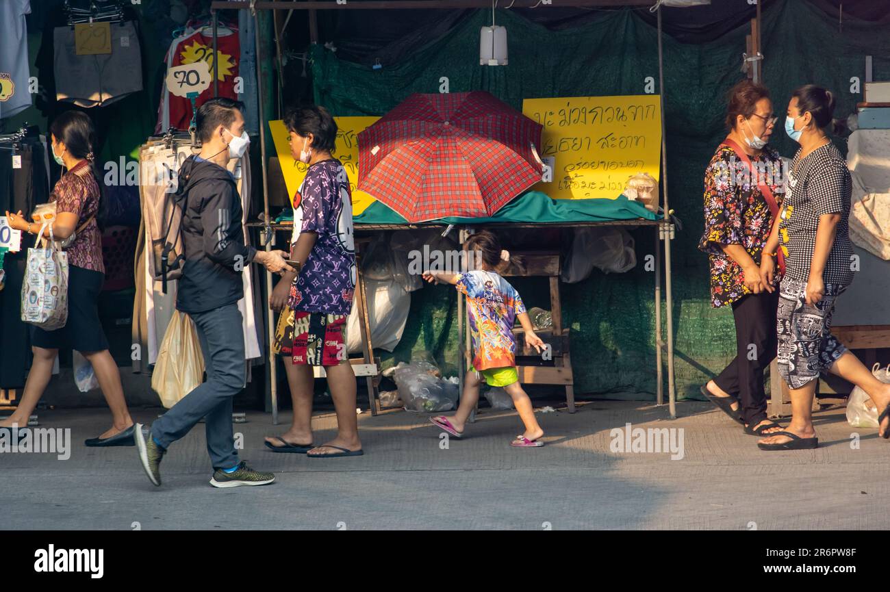SAMUT PRAKAN, THAILANDIA, MAR 03 2023, la gente cammina sul mercato al tramonto Foto Stock