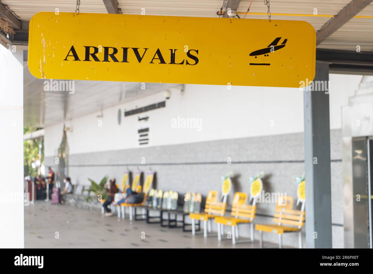 Di fronte all'aeroporto locale è appeso un cartello che indica la direzione di arrivo Foto Stock