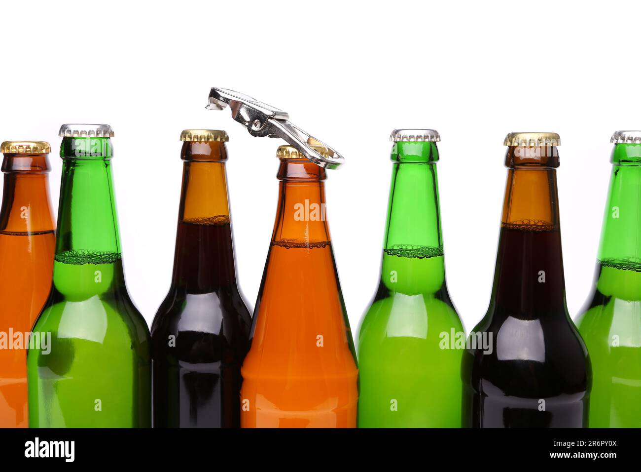 Diversi colli di bottiglia con un apribottiglie Foto Stock