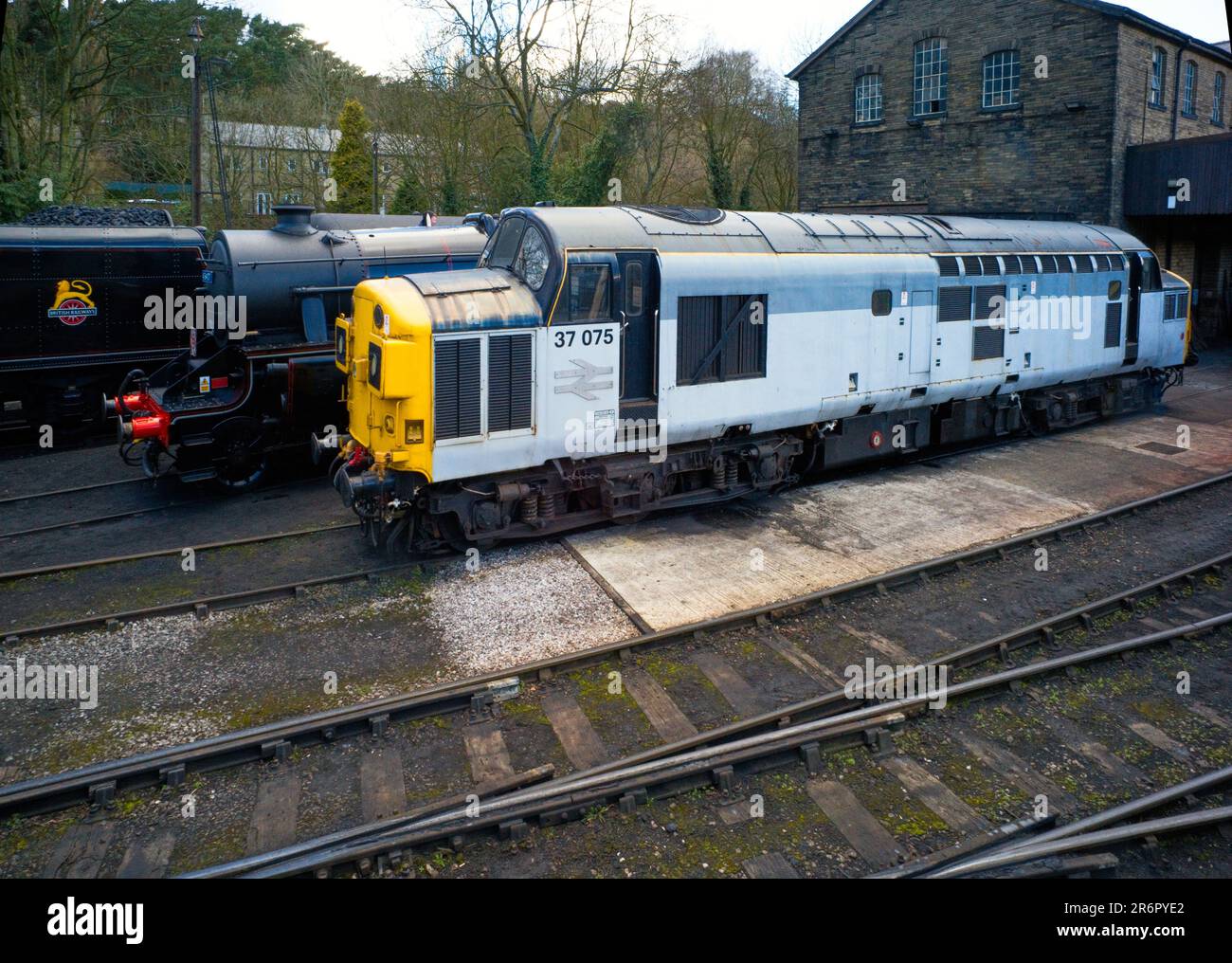 Diesel loco 37075 presso il deposito ferroviario di Keighley e Worth Valley a Horwarth Foto Stock