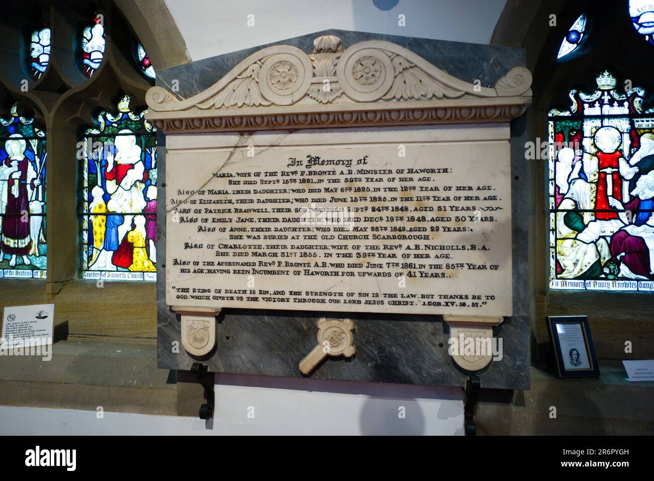 Lapide commemorativa nella chiesa di Harworth che notava la morte della famiglia Bronte Foto Stock