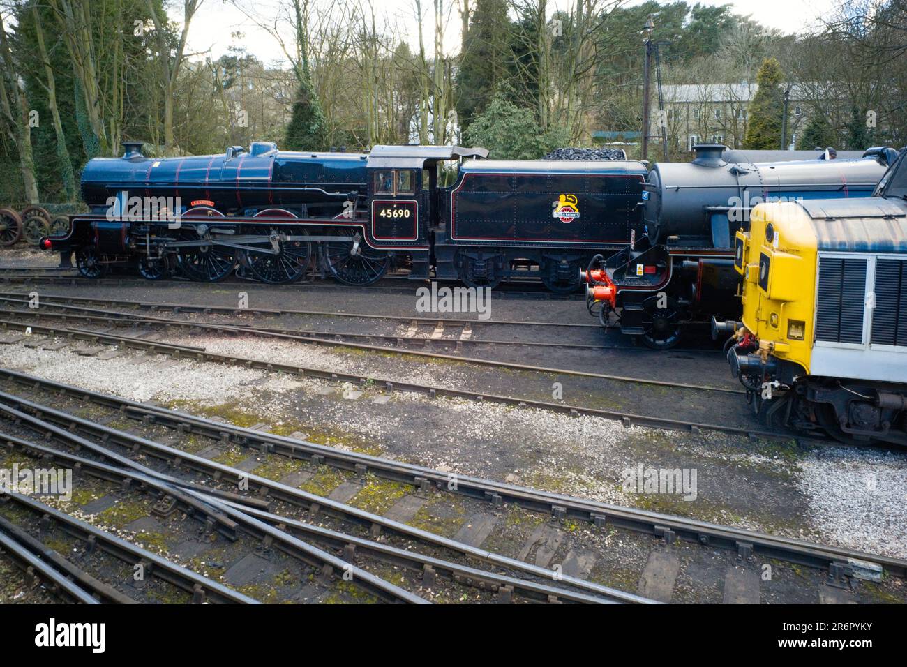 Engine Leander in British Railways livrea al di fuori dei capannoni di Howarth sulla Keighley and Worth Valley Railway Foto Stock
