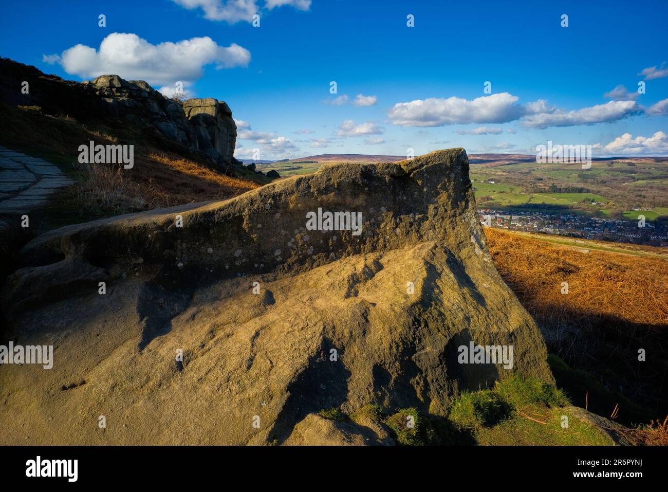 Vista sulla città di Ilkley dalle rocce di mucca e vitello Foto Stock