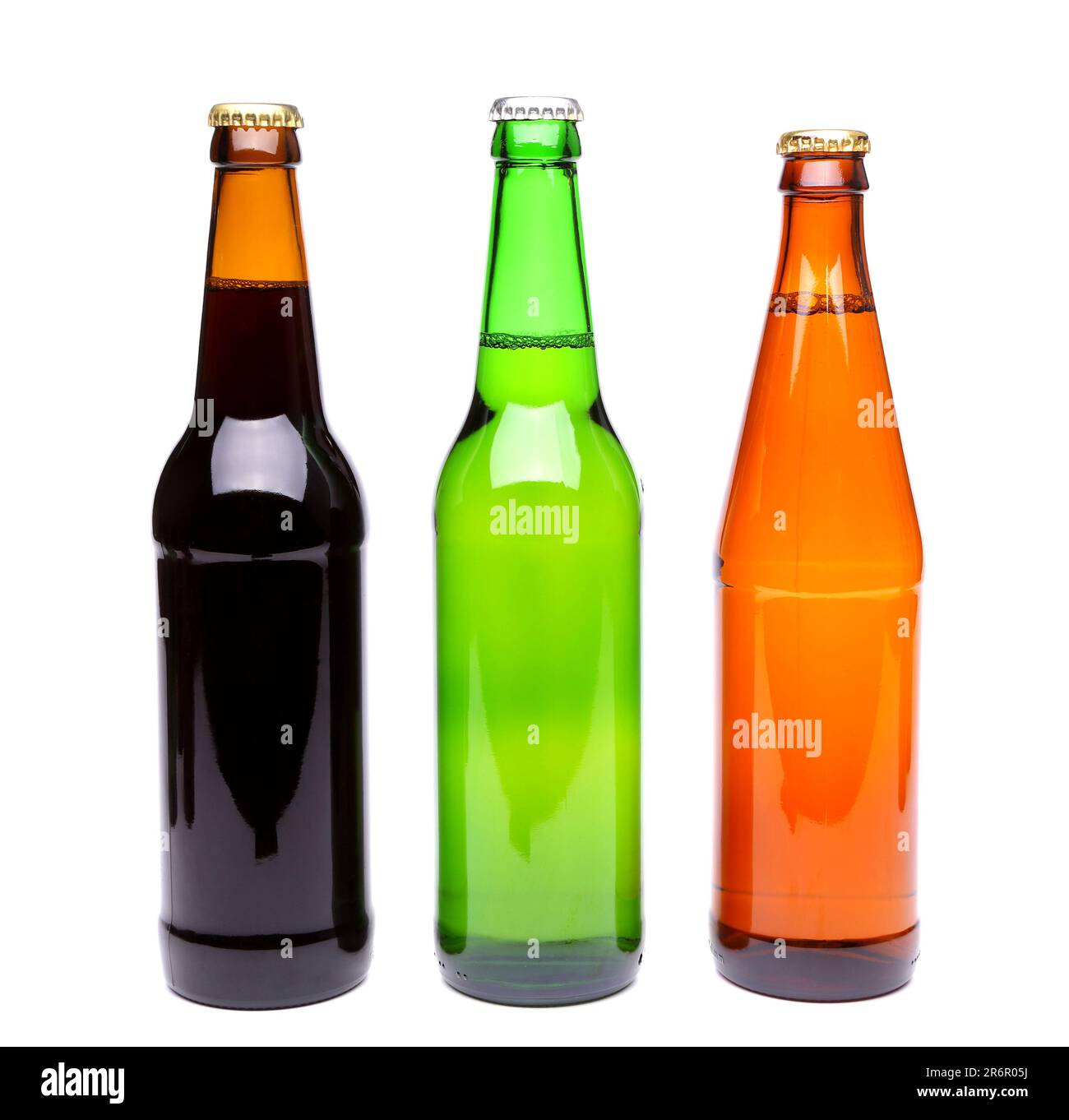 Tre bottiglie di birra in primo piano su sfondo bianco Foto Stock