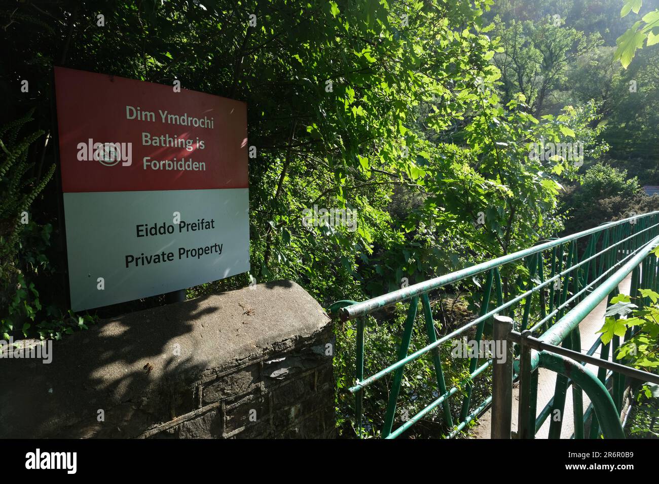 Segnale bilingue (gallese / inglese) su una passerella che dice proprietà privata e bagni vietati Foto Stock