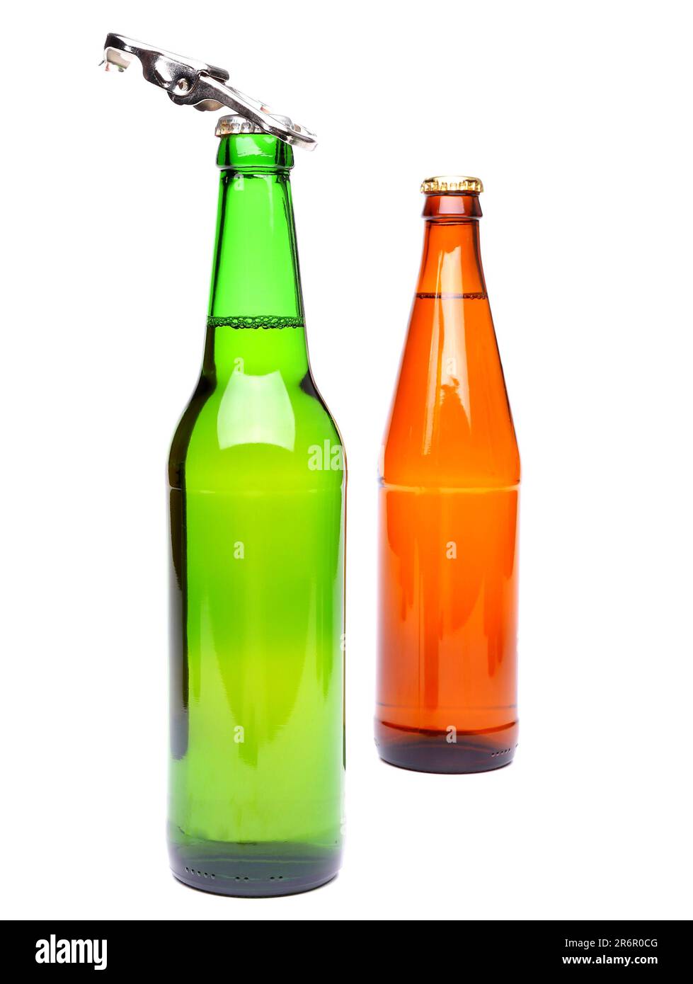 Due bottiglie di birra e un apriporta su sfondo bianco. Foto Stock