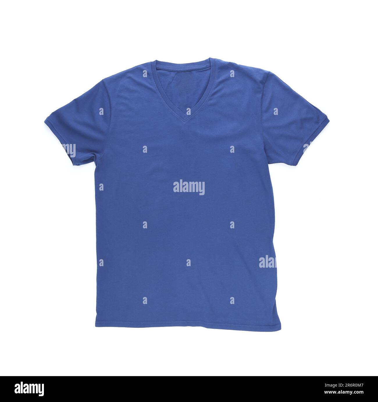 T-shirt blu da uomo con motivo a clip su sfondo bianco. Foto Stock