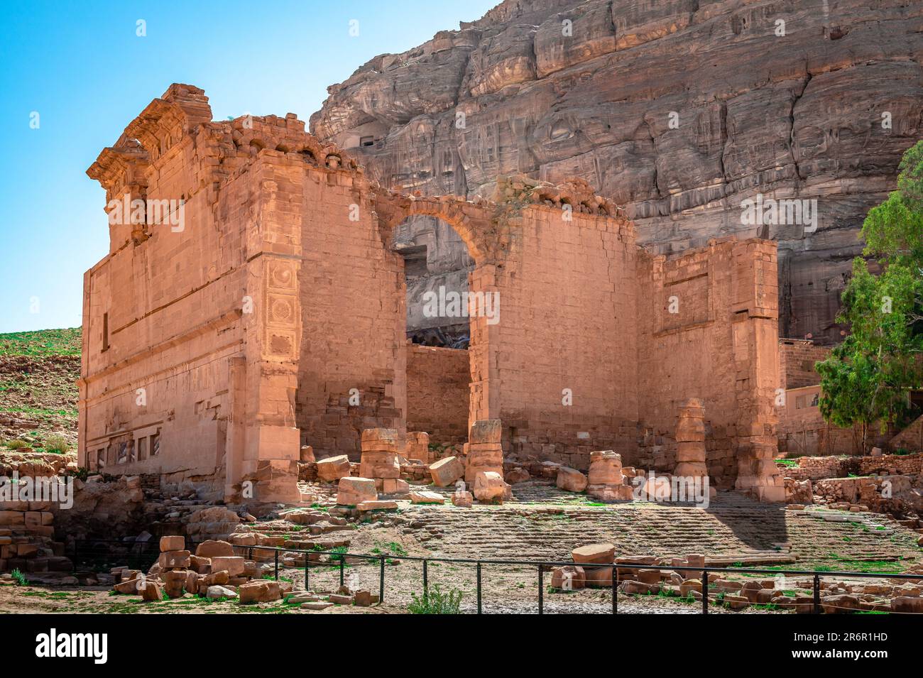 Le rovine di Qasr al-Bint (Castello della figlia del faraone), un tempio nella città nabatea di Petra, Giordania. Foto Stock