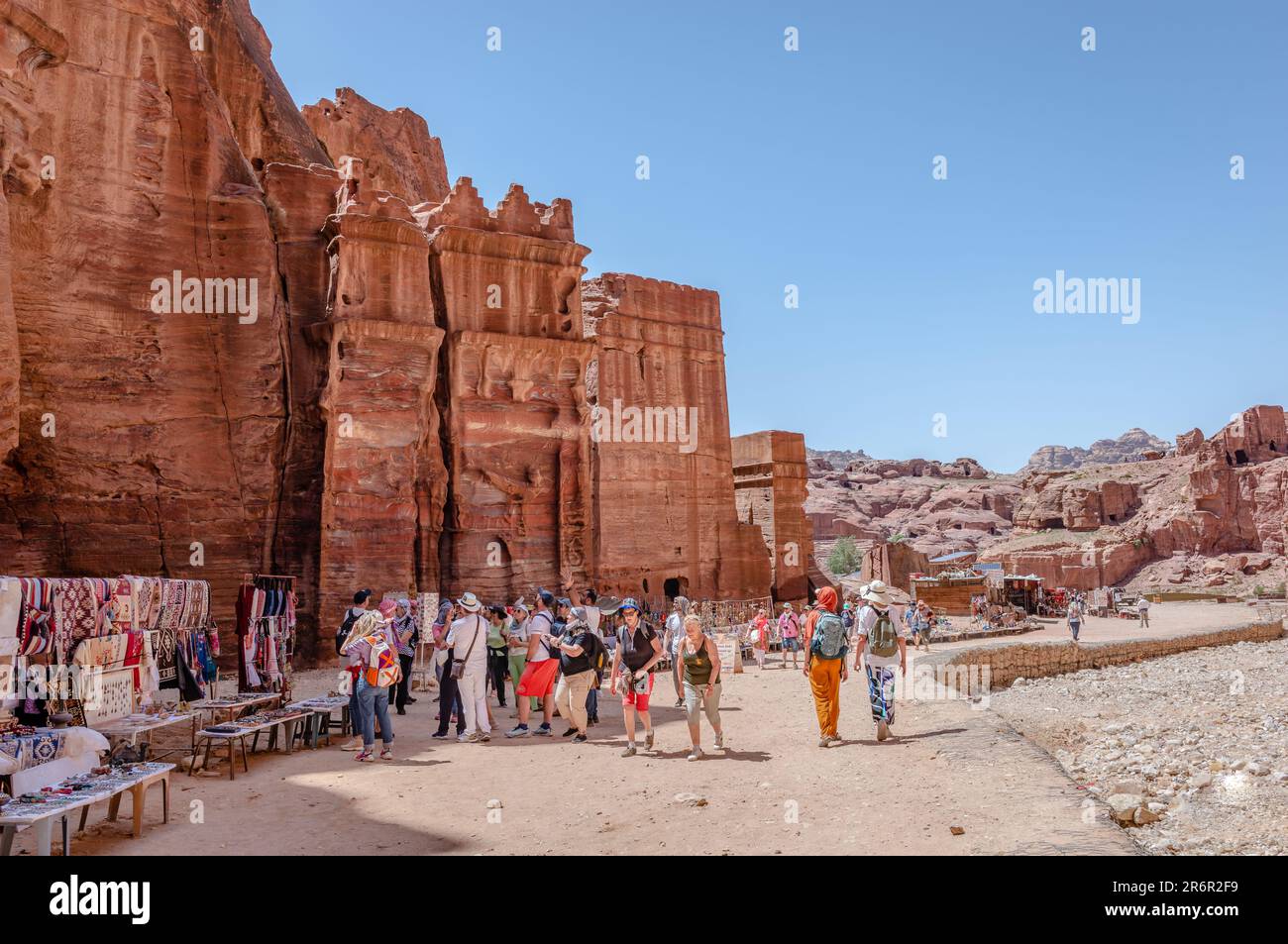 Vista della strada delle facciate, la fila di monumentali tombe nabatee scolpite nella parete sud della scogliera a Petra, Giordania Foto Stock