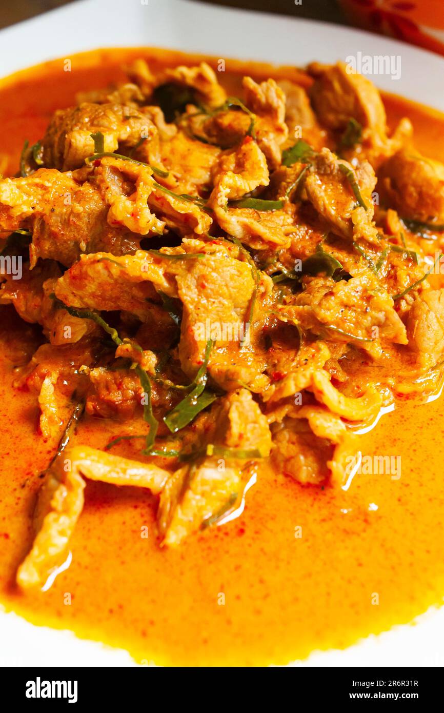 Maiale Paneag maiale nel piatto di ceramica bianca, fotografia di cibo thailandese. Foto Stock