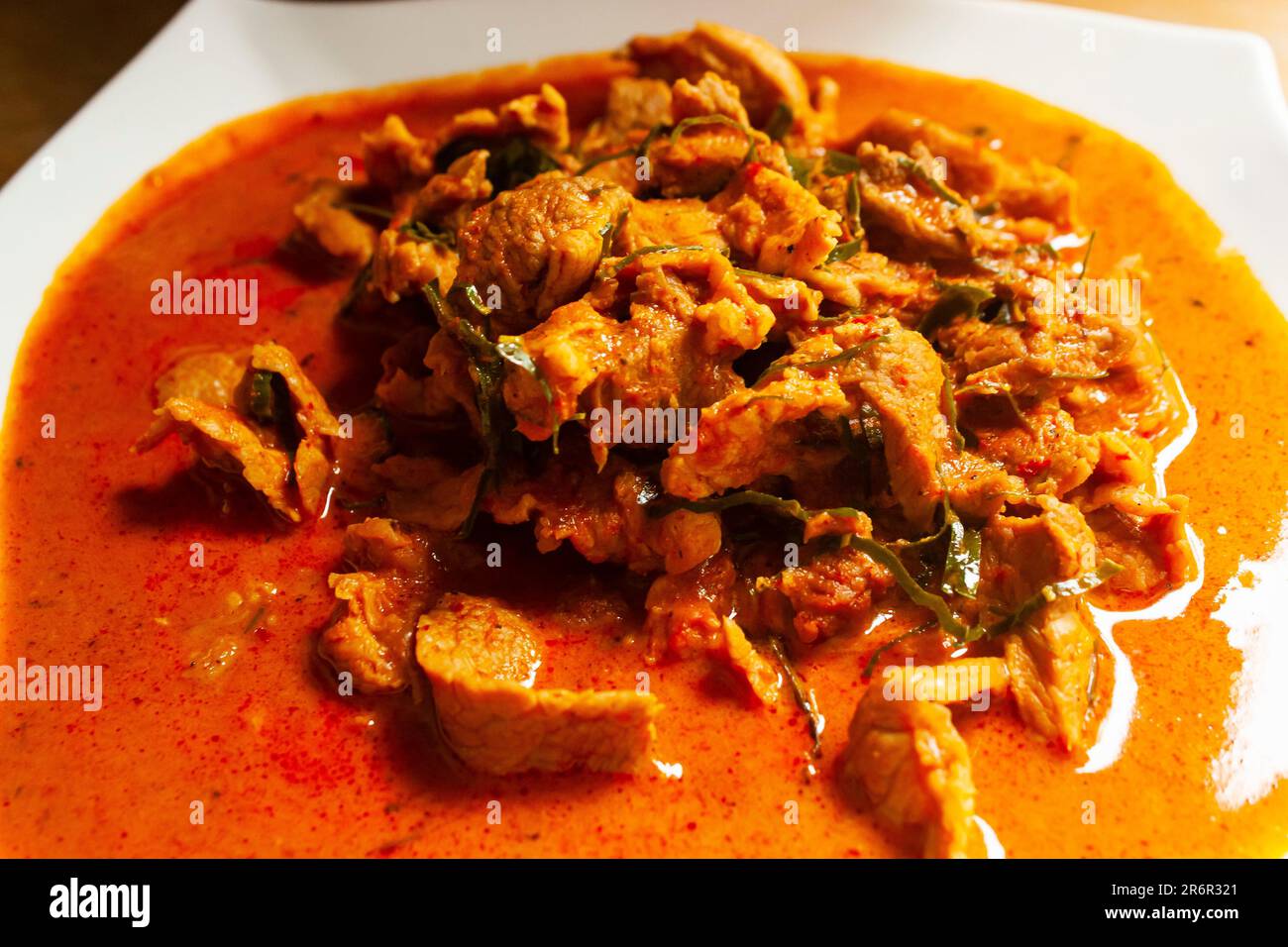 Maiale Paneag maiale nel piatto di ceramica bianca, fotografia di cibo thailandese. Foto Stock